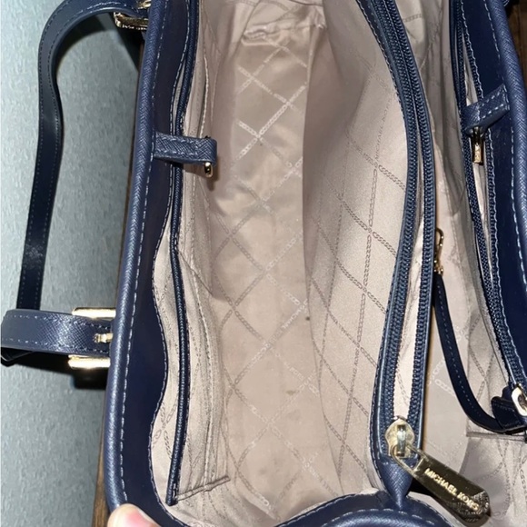 Michael Kors Jet Set East West Medium Tote Purse in Navy Admiral - Picture 9 of 10